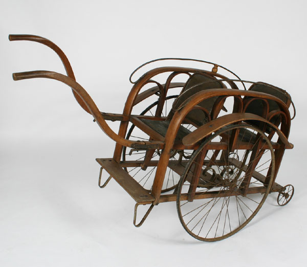 Деревянная коляска-повозка для двоих детей, 18 век.