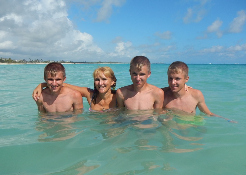 мама тройняшек со взрослыми тройняшками в океане