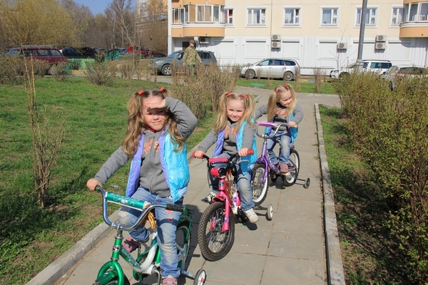 тройняшки мини-банда на велосипеде