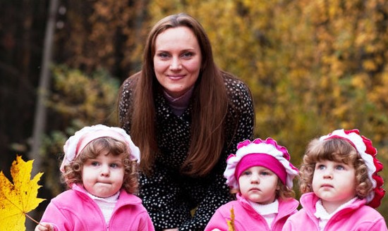 мама тройняшек - женщина России - Наталья Калашникова с дочками
